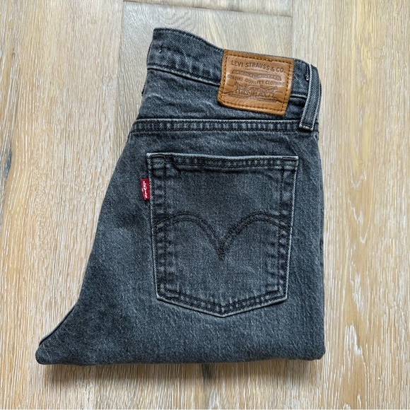 REVOLVE Levi's Wedgie Icon Fit Jeans in Bite My Dust Wash Grey Denim - Size 25 - Picture 5 of 16